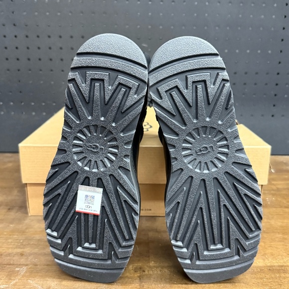 New W/ Box! Women's UGG City Func Mid Black Leather Platform Booties Size 8 - Picture 5 of 5